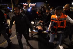 Chuyển người bị thương sau vụ đụng độ giữa cảnh sát Israel và người Palestine tại Đông Jerusalem, ngày 22/4/2021. (Ảnh: THX/TTXVN)
