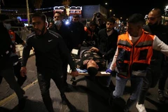 Chuyển người bị thương sau vụ đụng độ giữa cảnh sát Israel và người Palestine tại Đông Jerusalem, ngày 22/4/2021. (Ảnh: THX/TTXVN)