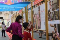 Khách tham quan triển lãm. (Ảnh: Thanh Vũ/TTXVN)