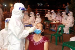 Lấy mẫu xét nghiệm cho người dân ở Nam Sách, Hải Dương. (Ảnh: TTXVN phát)