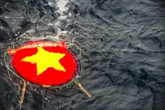 Vòng hoa được thả xuống vùng biển Trường Sa mang dòng chữ 'Đời đời nhớ ơn các anh hùng liệt sỹ.' (Ảnh: Thành Đạt/TTXVN)