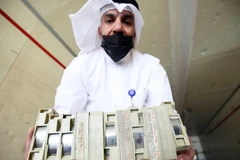 Nhân viên Bộ Thông tin Kuwait kiểm tra các hộp chứa tài liệu. (Nguồn: AFP)