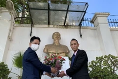 Đại sứ Nguyễn Thành Vinh (bên trái) dâng hoa tại khuôn viên Bác Hồ tại trụ sở Đại sứ quán Việt Nam ở thủ đô Algiers. (Ảnh: Tấn Đạt/TTXVN)
