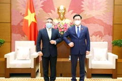 Chủ tịch Quốc hội Vương Đình Huệ và Ngài Meynardo Los Banos Montealegre, Đại sứ Đặc mệnh toàn quyền Cộng hòa Philippines tại Việt Nam tại buổi tiếp. (Ảnh: Doãn Tấn/TTXVN)