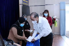 Phó Thủ tướng Thường trực Trương Hòa Bình tặng quà Tết Nguyên đán Tân Sửu cho đồng bào Chăm tại Thành phố Hồ Chí Minh. (Ảnh: Xuân Khu/TTXVN)