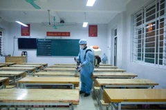 Phun khử khuẩn phòng chống dịch COVID-19 trong trường học. (Ảnh: TTXVN)