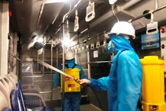 Phun khử khuẩn để đảm bảo phòng chống dịch COVID-19. (Ảnh: CTV/Vietnam+)