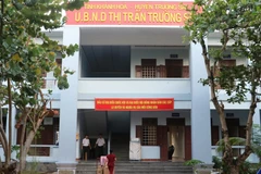 Công tác chuẩn bị công tác bầu cử tại UBND thị trấn Trường Sa. (Ảnh: Sỹ Tuyên-Thắng Trung-Phan Sáu/TTXVN)