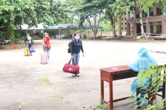 Người dân từ Thành phố Hồ Chí Minh về Bến Tre thực hiện cách ly tập trung theo qui định. (Ảnh: Huỳnh Phúc Hậu/TTXVN)