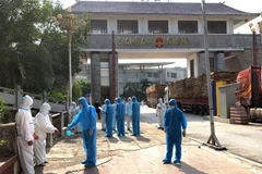 Lực lượng chức năng hai bên làm các thủ tục giao nhận công dân. (Ảnh: TTXVN phát)