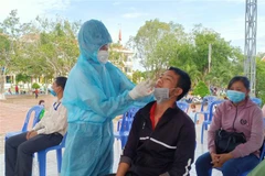 Lấy mẫu xét nghiệm SARS-CoV-2. (Ảnh: TTXVN)