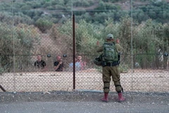 Binh sỹ Israel gác tại khu vực hàng rào an ninh gần thành phố Jenin, Bờ Tây, ngày 8/9/2021. (Ảnh: THX/TTXVN)