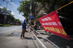 Các hộ gia đình nằm trong chợ Nghĩa Phương, thành phố Hòa Bình thực hiện cách ly sau khi BN3274 đi chợ này. (Ảnh: Trọng Đạt/TTXVN)