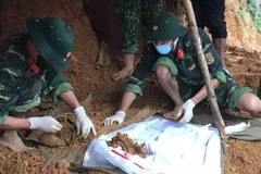 Cất bốc các hài cốt liệt sỹ. (Ảnh minh họa. Nguồn: TTXVN)