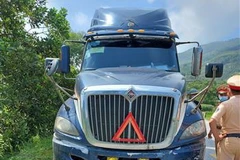 Đối tượng Nguyễn Mạnh Hùng dương tính với ma túy điều khiển xe conteiner, không khai báo y tế khi qua chốt kiểm soát dịch COVID-19. (Ảnh: TTXVN phát)