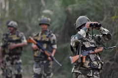 Binh sỹ Ấn Độ tuần tra tại khu vực R.S Pora, Tây Nam Jammu ở biên giới Ấn Độ-Pakistan. (Nguồn: AFP/TTXVN)