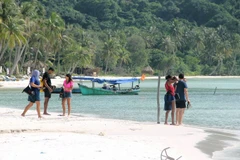 Bãi Sao (Phú Quốc) cuốn hút du khách quốc tế. (Ảnh: Trường Giang/TTXVN)</span></div>