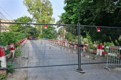 Sở Xây dựng Hà Nội phối hợp với địa phương hoàn thành việc lắp đặt chốt cứng tại các cầu, trục đường dẫn vào nội đô. (Ảnh: TTXVN phát)