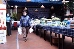 Người dân nghèo nhận nhu yếu phẩm, lương thực khi đến với Siêu thị 0 đồng. (Ảnh: TTXVN)
