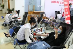 Cán bộ, công chức, viên chức, người lao động công tác tại Bộ Y tế tham gia hiến máu tình nguyện. (Ảnh: Minh Quyết/TTXVN)