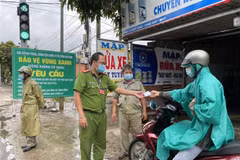 Người dân xuất trình giấy tờ đi đường tại một chốt 'vùng xanh" ở Bà Rịa-Vũng Tàu. (Ảnh: Hoàng Nhị/TTXVN)