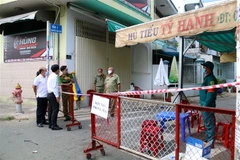 Lãnh đạo quận Tân Phú thăm hỏi, động viên các lực lượng tại khu vực cách ly hẻm số 1, đường Nguyễn Văn Yến. (Ảnh: Thanh Vũ/TTXVN)