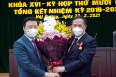 Ông Nguyễn Mạnh Hiển (bên phải), nguyên Chủ tịch Hội đồng Nhân dân tỉnh Hải Dương tặng hoa chúc mừng ông Phạm Xuân Thăng (bên trái), Ủy viên Trung ương Đảng, Bí thư Tỉnh ủy, tân Chủ tịch HĐND tỉnh Hải Dương phát biểu tại kỳ họp. (Ảnh: Mạnh Tú/TTXVN)