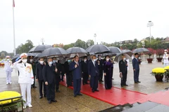 Các lãnh đạo Đảng, Nhà nước viếng Chủ tịch Hồ Chí Minh. (Ảnh: Doãn Tấn/TTXVN)