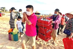 Câu lạc bộ Du lịch Quảng Bình đã phát động chương trình Người Quảng Bình góp cá gửi Thành phố Hồ Chí Minh. (Ảnh: Võ Dung/TTXVN)