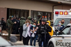 Cảnh sát sơ tán người dân khỏi hiện trường vụ xả súng ở siêu thị thành phố Boulder, bang Colorado, Mỹ ngày 22/3/2021. (Ảnh: Getty Images/TTXVN)