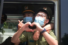 Các y, bác sỹ của đoàn công tác chào mọi người. (Ảnh: Văn Dũng/TTXVN)