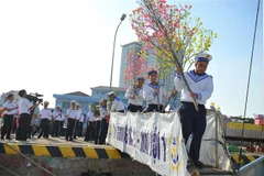 Các chiến sỹ chuyển quà lên tàu để mang đến cho những chiến sỹ đang canh giữ biển, đảo và thềm lục địa phía Nam của Tổ quốc. (Ảnh: Minh Đức/TTXVN)