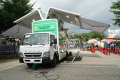 Xe tiêm chủng lưu động đến tiêm vaccine cho người lớn tuổi tại UBND phường 9 (quận Gò Vấp, Thành phố Hồ Chí Minh). (Ảnh: Thu Hương/TTXVN)