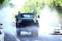 Xe chuyên dụng phun hóa chất khử khuẩn tại đường Hà Huy Tập, thành phố Vinh, Nghệ An. (Ảnh: Tá Chuyên/TTXVN)