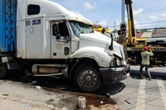 Hiện trường chiếc xe đầu kéo bị lực lượng chức năng chặn bắt trên Quốc lộ 1 qua Sóc Trăng. (Nguồn: Ủy ban An toàn giao thông Quốc gia)