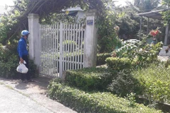 Lực lượng 'shipper áo xanh xứ Dừa' giao hàng mua giúp người dân Bến Tre. (Ảnh: Huỳnh Phúc Hậu/TTXVN)