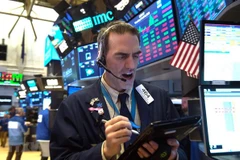 Hoạt động tại sàn giao dịch chứng khoán New York, Mỹ. (Ảnh: AFP/TTXVN)