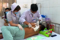 Ông D.H.T. bị chấn thương nặng nghi bị bò tót húc. (Nguồn: Báo Tuổi Trẻ)