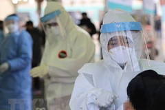 Xét nghiệm COVID-19 cho người dân tại Seoul. (Ảnh: THX/TTXVN)