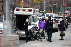Nhân viên y tế chuyển bệnh nhân COVID-19 tới trung tâm y tế NYU Langone ở New York, Mỹ. (Ảnh: THX/TTXVN)