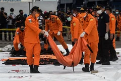 Nhân viên cứu hộ chuyển thi thể hành khách trên chuyến bay xấu số tại cảng Tanjung Priok, Jakarta, Indonesia, ngày 10/1/2021. (Ảnh: THX/TTXVN)