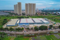 Nhìn từ trên cao, bệnh viện được chia thành 3 khu: Màu xanh là khu hành chính; khu nhà màu vàng là dinh dưỡng-nghỉ ngơi-xét nghiệm, test định kỳ-kho vật tư thiết bị y tế; khu đỏ dành cho bệnh nhân nặng. (Ảnh: PV/Vietnam+)