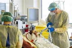Nhân viên y tế điều trị cho bệnh nhân COVID-19 tại bệnh viện Klinikum Rechts der Isar ở Munich, Đức, ngày 25/1/2021. (Ảnh: AFP/TTXVN)