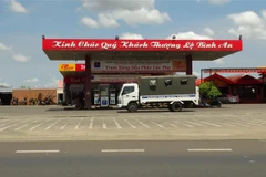 Lực lượng chức năng phong tỏa, kiểm tra trạm xăng dầu Phúc Lộc Thọ. (Ảnh: Đậu Tất Thành/TTXVN)