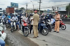 Kiểm tra giấy kiểm dịch người tham gia giao thông tại chốt kiểm tra, kiểm soát đoạn km 1925 (xã Mỹ Yên, huyện Bến Lức, tỉnh Long An). (Ảnh: Thanh Bình/TTXVN)