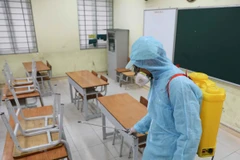 Phun thuốc khử trùng lớp học. (Nguồn: TTXVN)