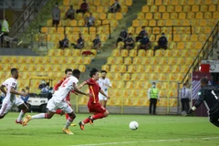 Nhận đường chuyền của Đức Huy, Minh Vương ghi bàn gỡ 2-3 cho đội tuyển Việt Nam ở phút 90+3. (Ảnh: Hoàng Linh/TTXVN)