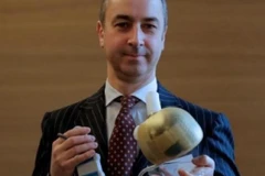 Quả tim nhân tạo có trọng lượng 900g (Nguồn: Reuters)