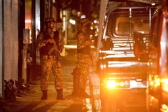 Binh sỹ Maldives gác tại hiện trường vụ nổ ở thủ đô Male ngày 6/5. (Ảnh: AFP/TTXVN)