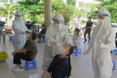 Thí sinh tại Phú Yên được lấy mẫu xét nghiệm sàng lọc SARS-CoV-2. (Ảnh: Xuân Triệu/TTXVN)